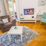 Apartment Dora Near Sea And Center With Private Garage