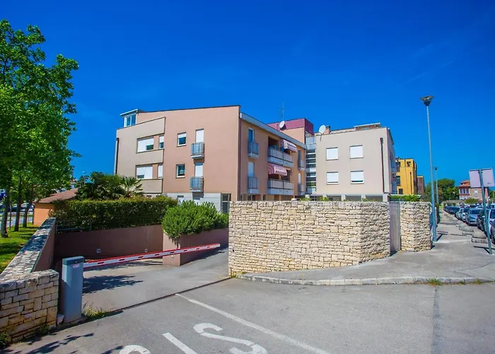 Apartment Dora Near Sea And Center With Private Garage