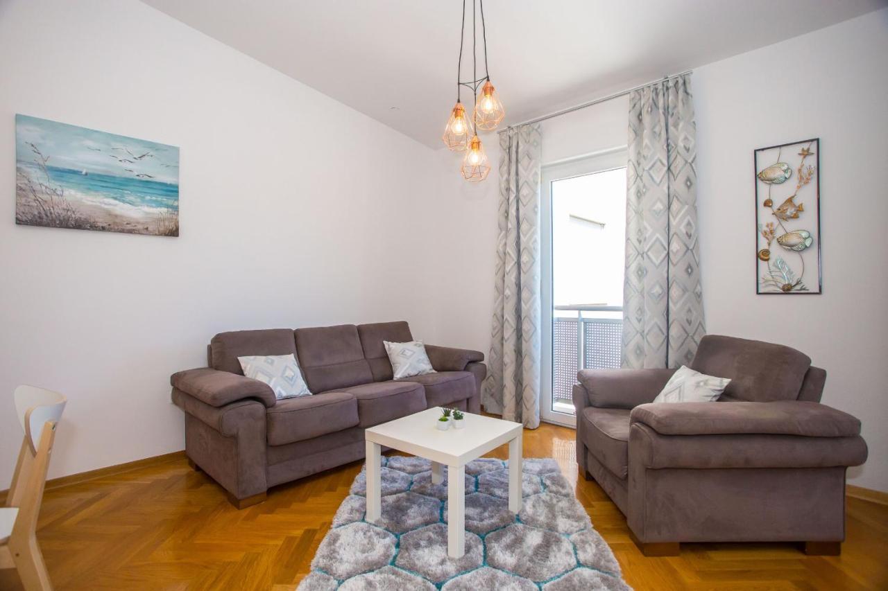 Dora Near Sea And Center With Private Garage Apartment Porec
