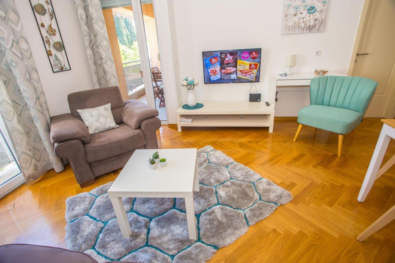 Dora Near Sea And Center With Private Garage Apartment Porec