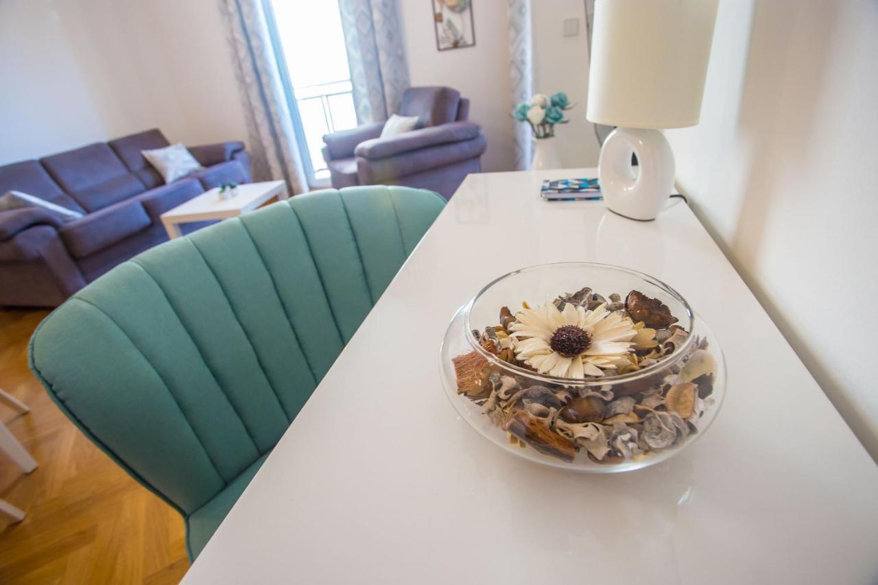 Dora Near Sea And Center With Private Garage Apartment Porec