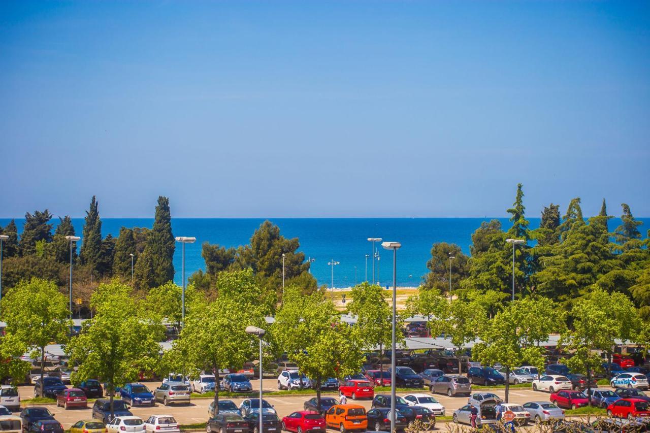 Dora Near Sea And Center With Private Garage Apartment Porec