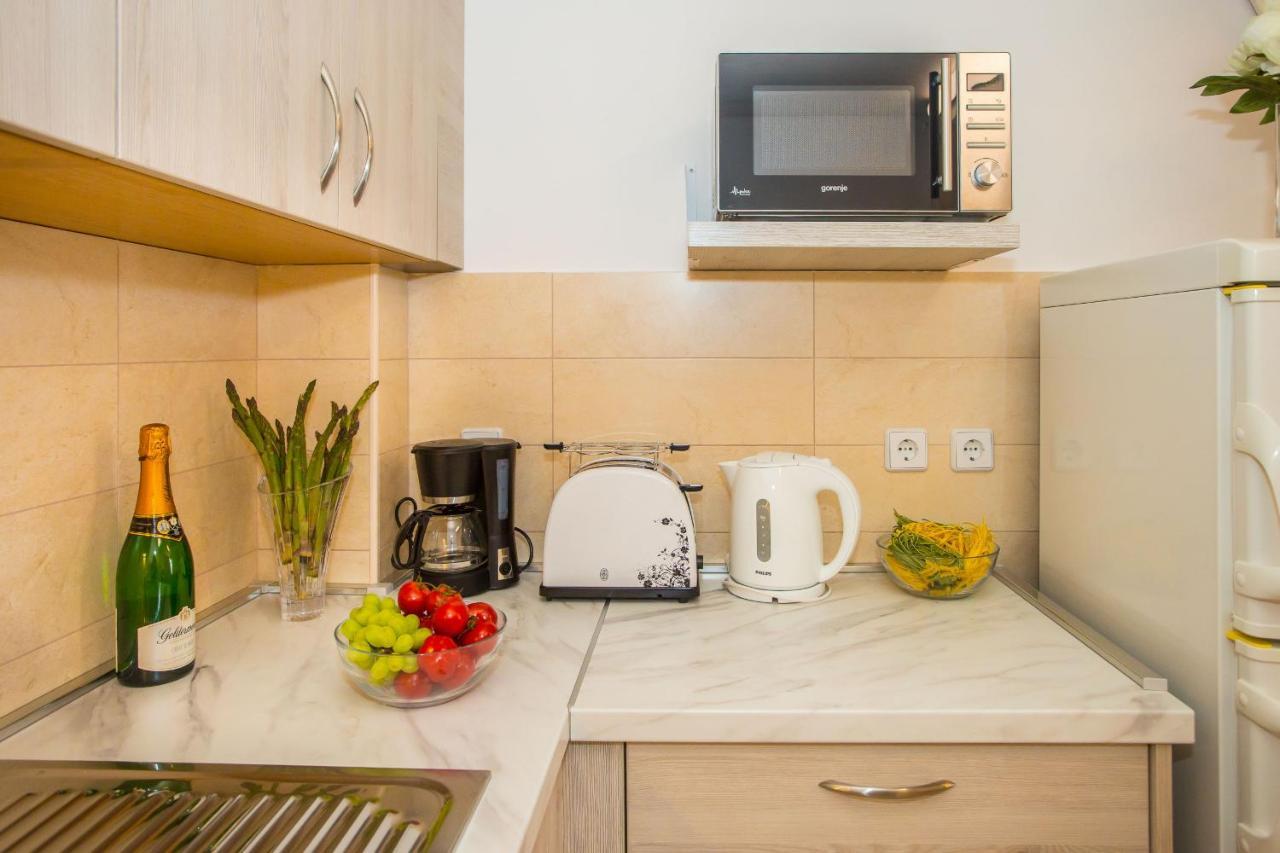Dora Near Sea And Center With Private Garage Porec