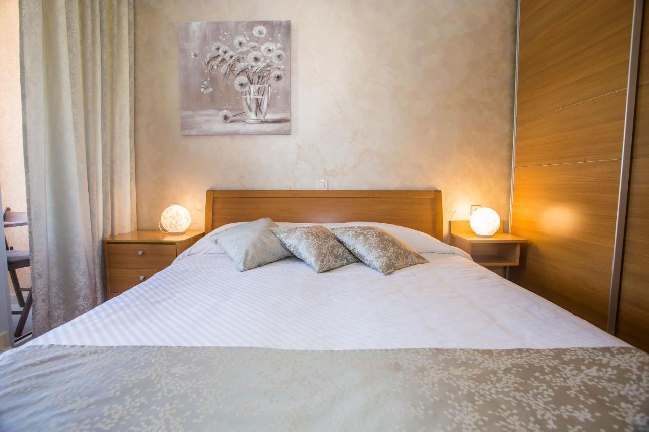 Apartment Dora Near Sea And Center With Private Garage Porec