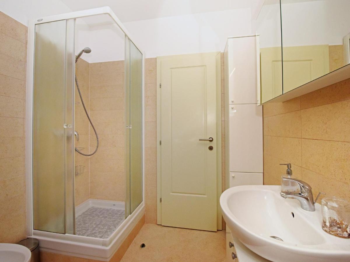 Apartment Dora Near Sea And Center With Private Garage Porec